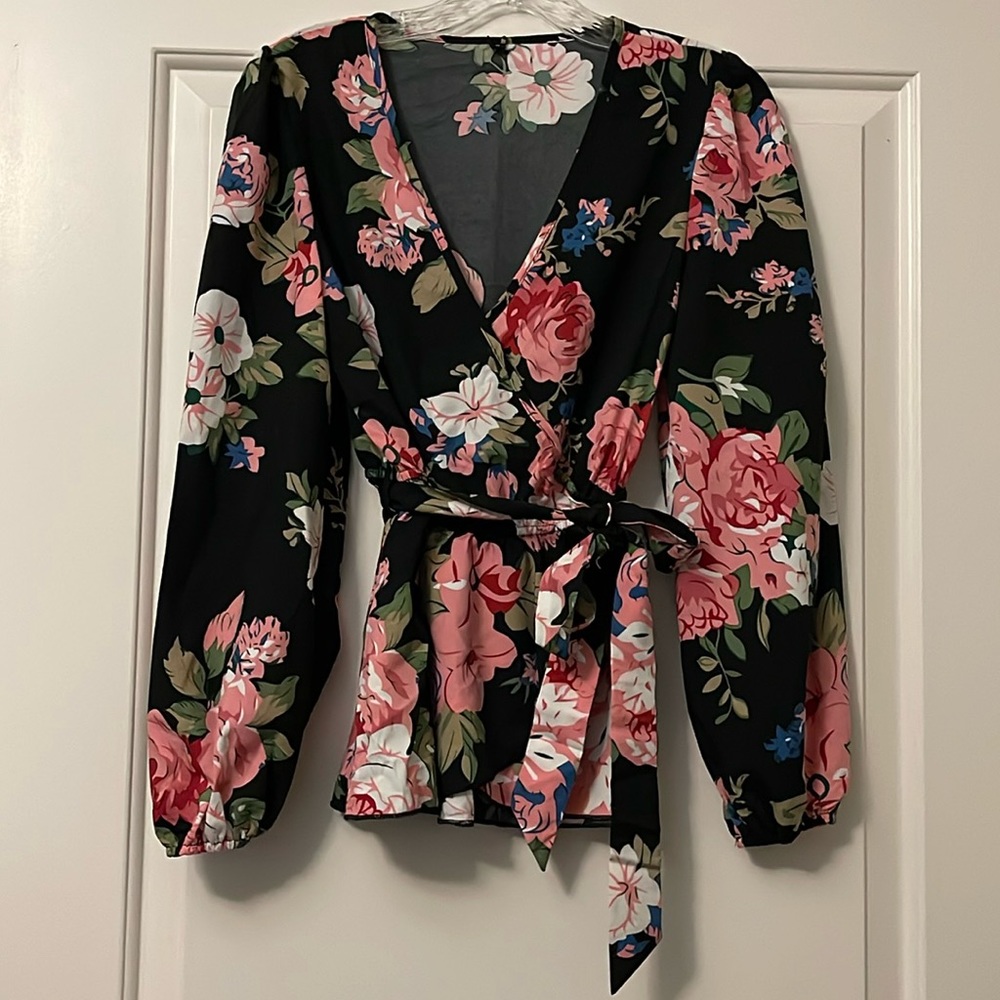 OUGES Gorgeous Navy and Pink Flower Design  Wrap Style Top NWT